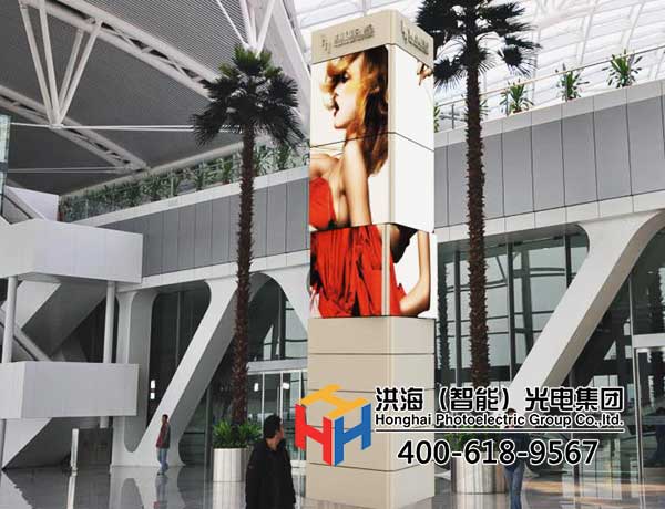 旋轉(zhuǎn)魔方柱，獲得商業(yè)廣告巨大價值的廣告機器人